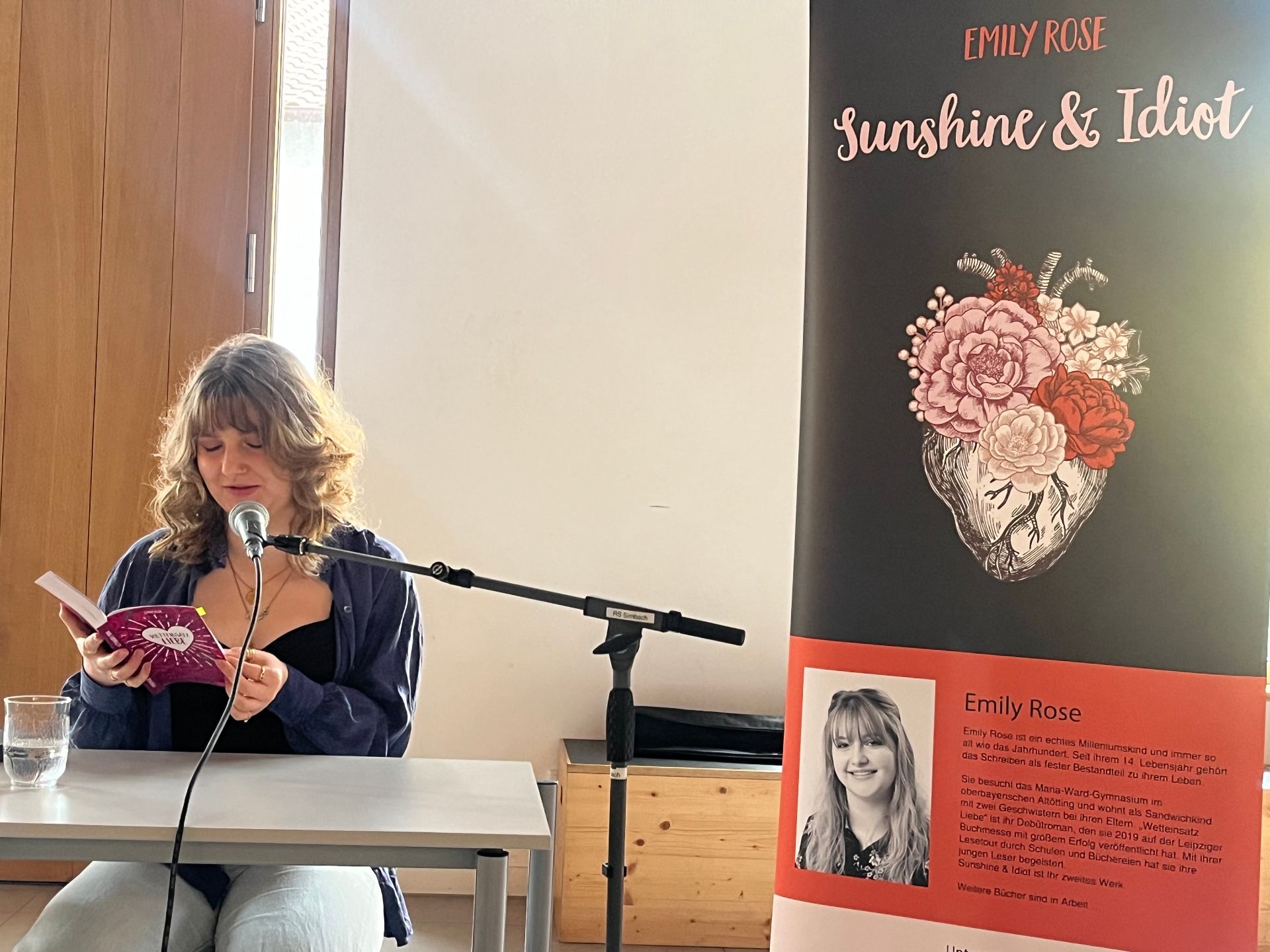 „Wetteinsatz Liebe“ und „Sunshine & Idiot“ – Autorin Emily Rose stellt ihre Romane  an der Realschule Simbach vor