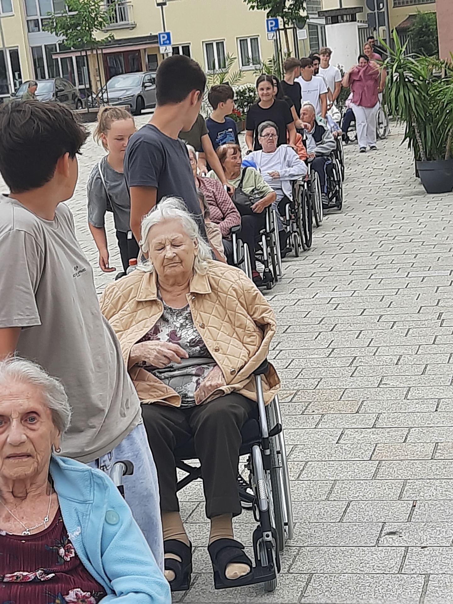 Rollstuhlkonvoi sorgt für erstaunte Blicke am Simbacher Stadtplatz