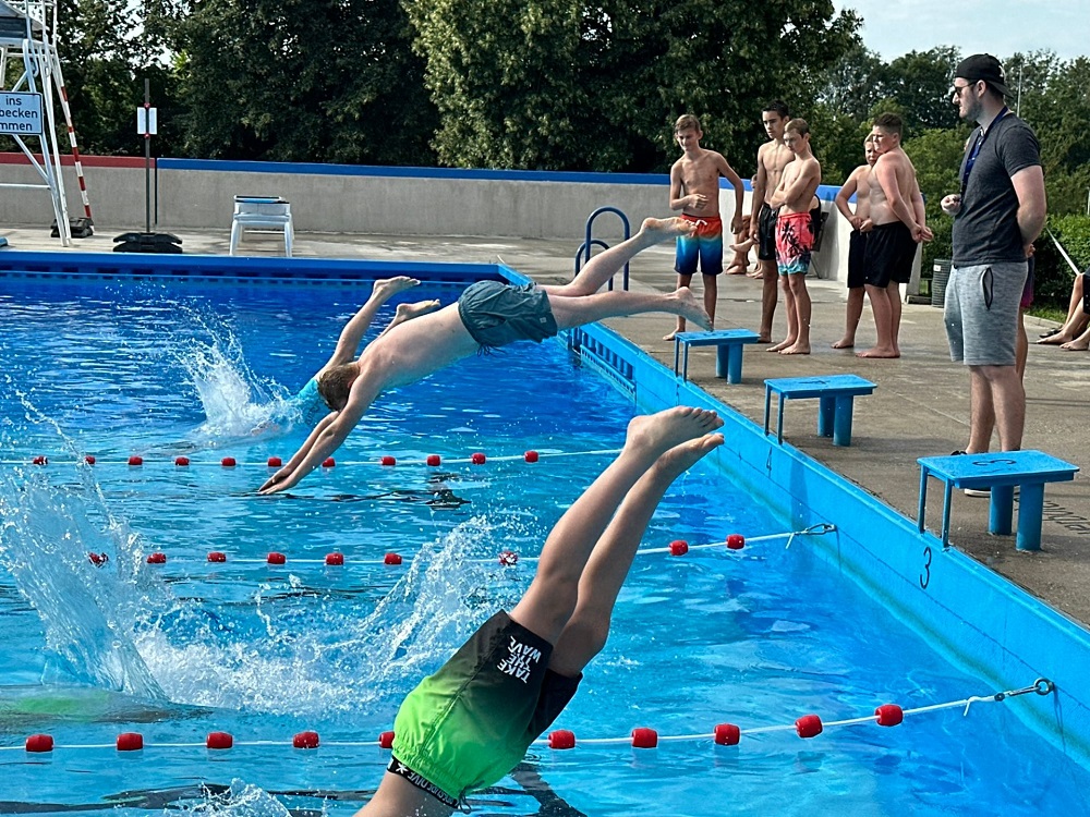 Schulen messen sich beim Schwimmturnier in Simbach 