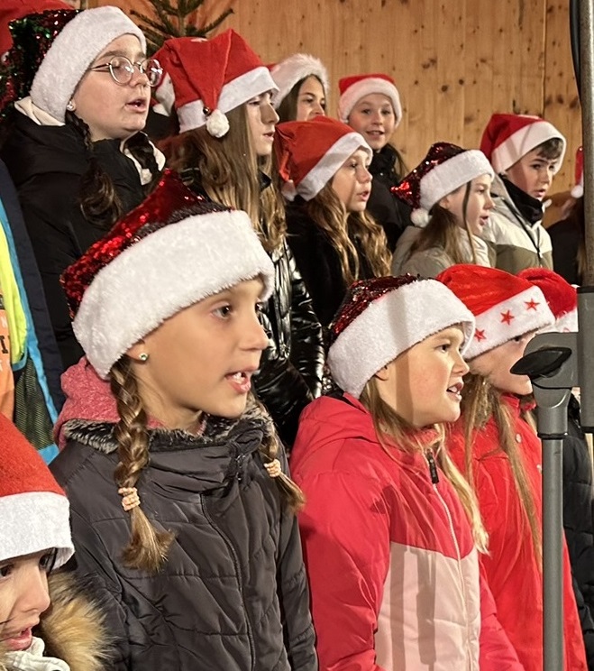 Realschule begeistert mit Auftritt am Christkindlmarkt Simbach