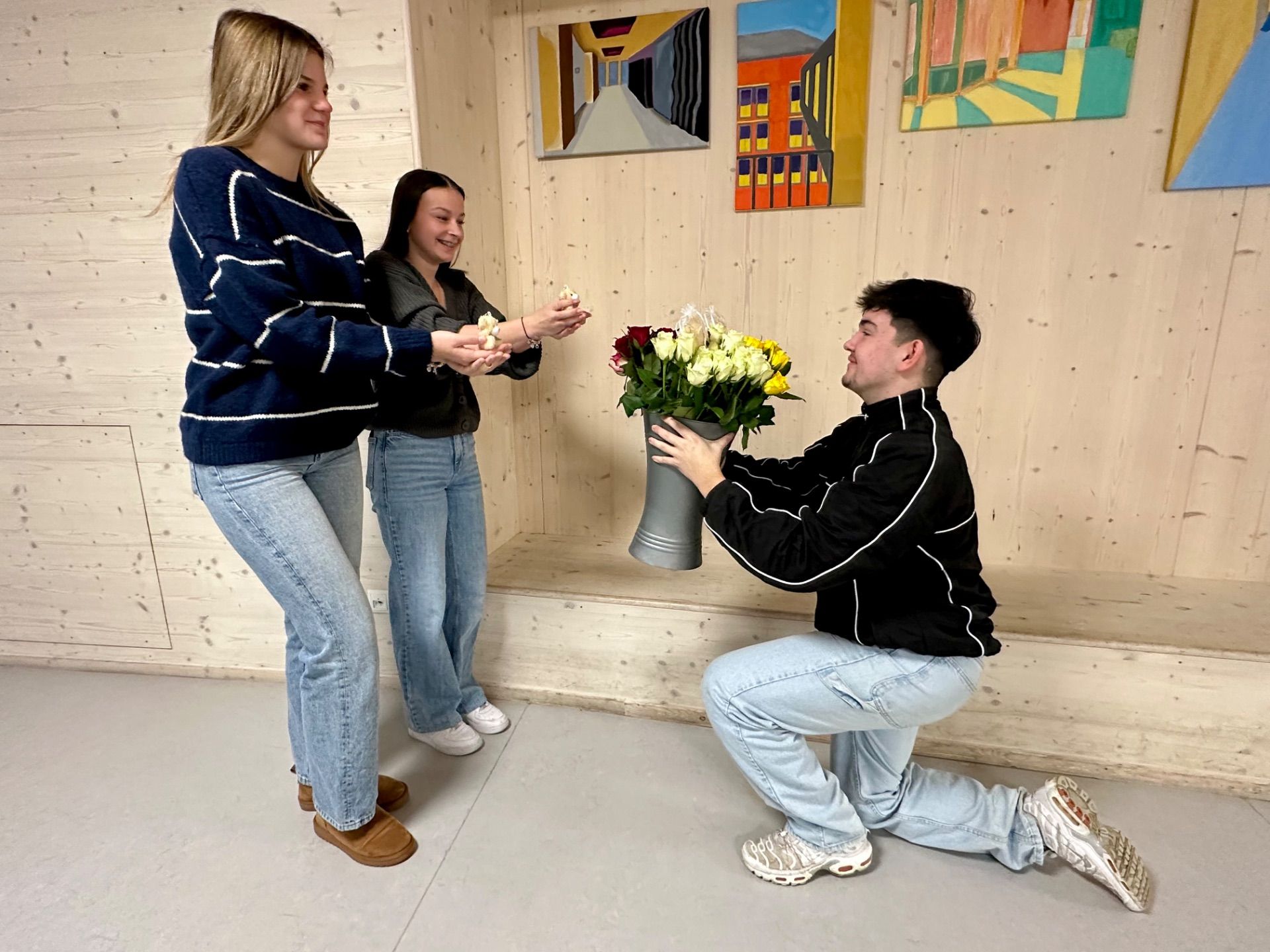 Freude schenken mit Blumen und Schlüsselanhängern - Valentinstag an der Realschule Simbach 